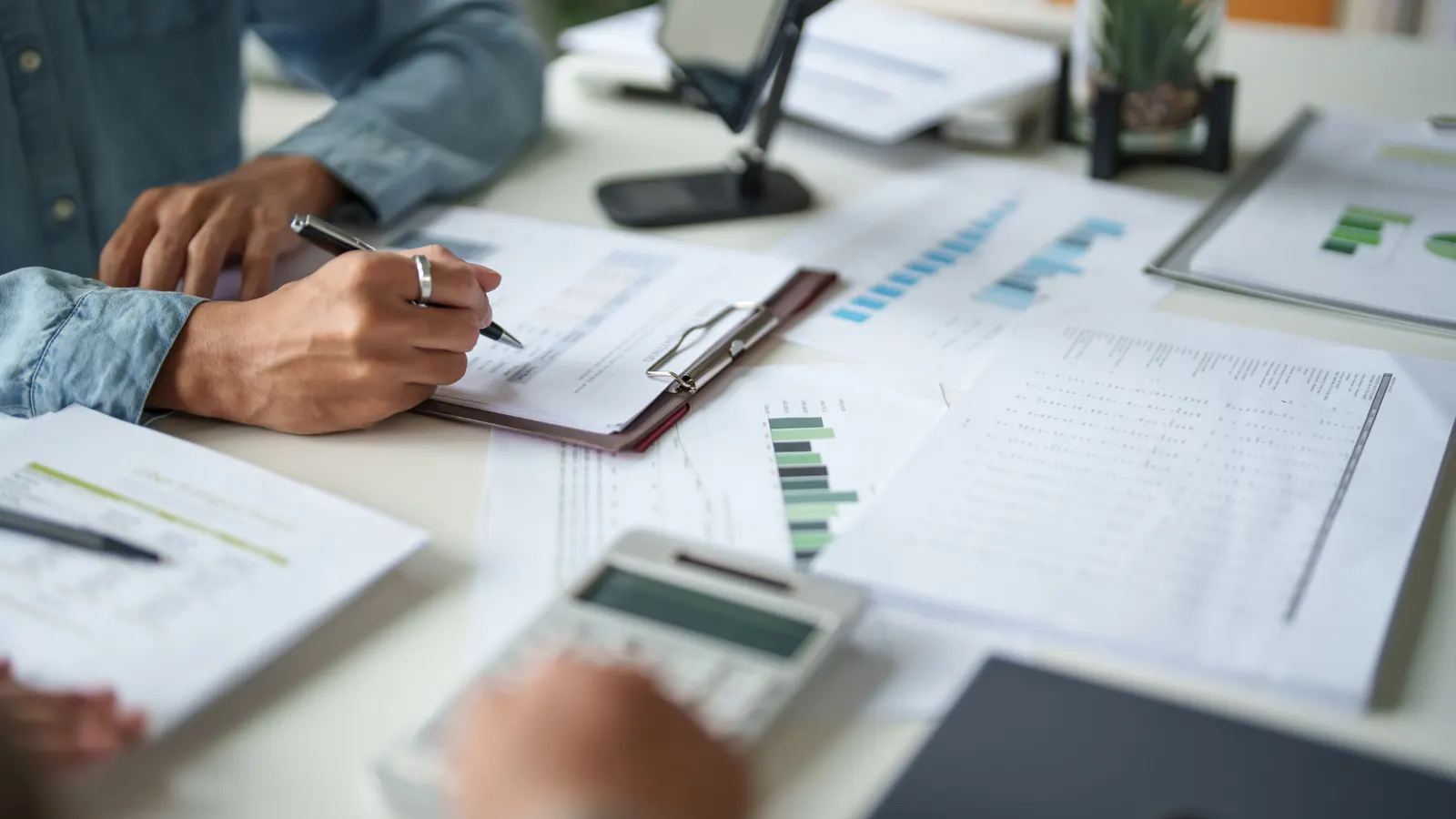 Ambiente de escritório preparado para o início de uma empresa